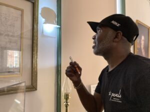 Daryl Lewis gives silhouette demonstration in Moses Williams Gallery